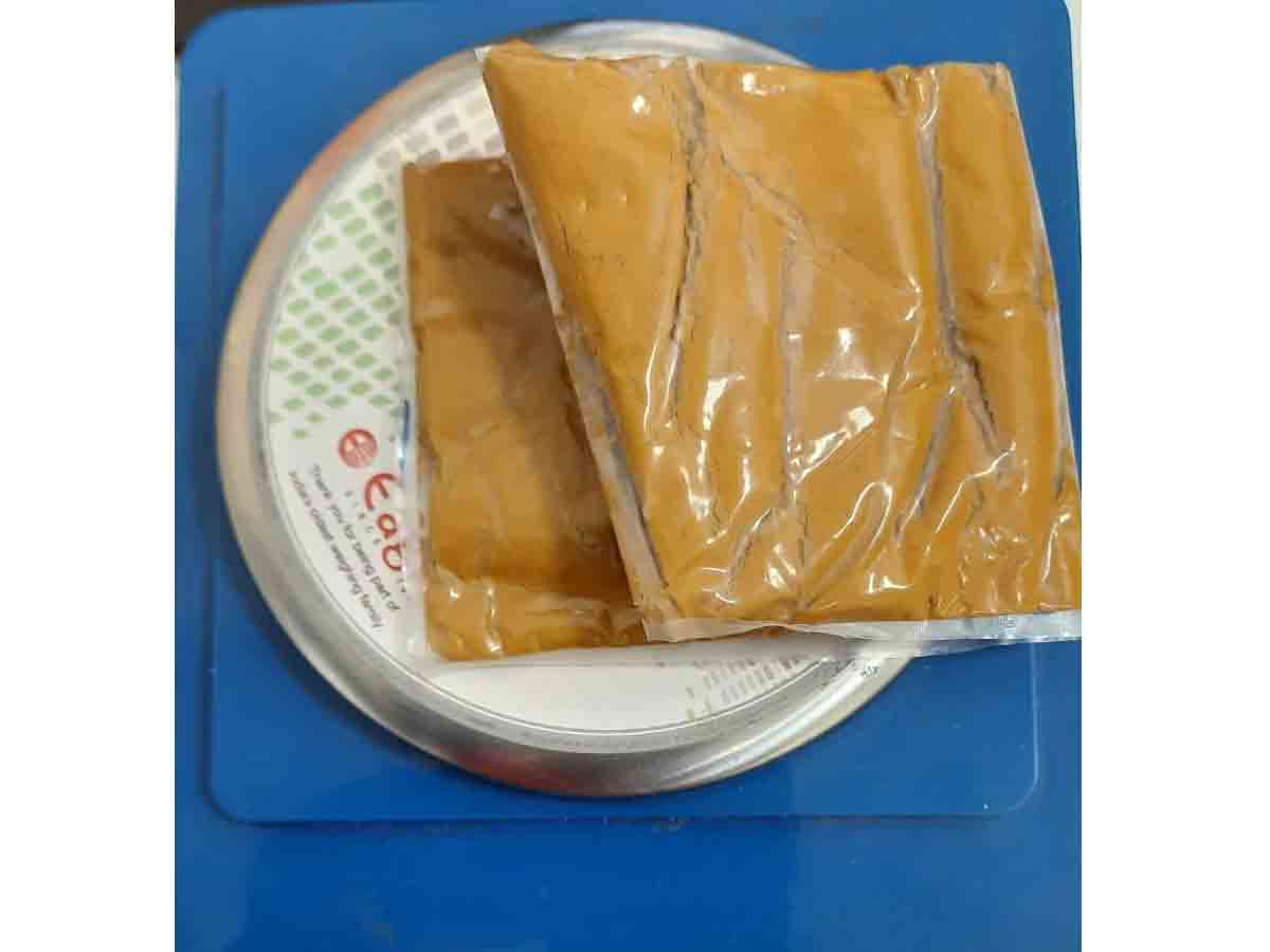 లోదుస్తుల్లో పేస్ట్ రూపంలో త‌ర‌లిస్తున్న బంగారం ప‌ట్టివేత‌