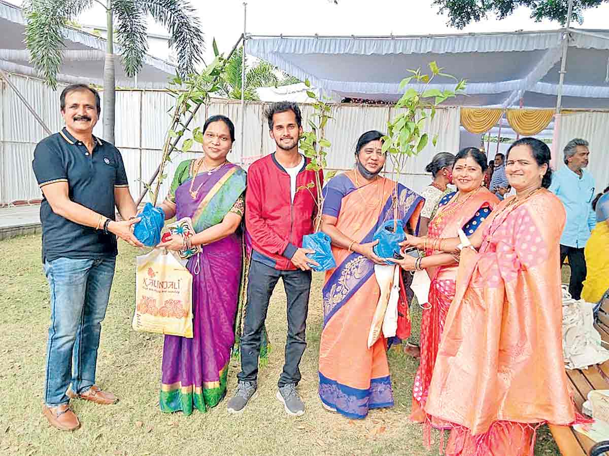 షష్టిపూర్తి వేడుకలో అతిథులకు మొక్కలు