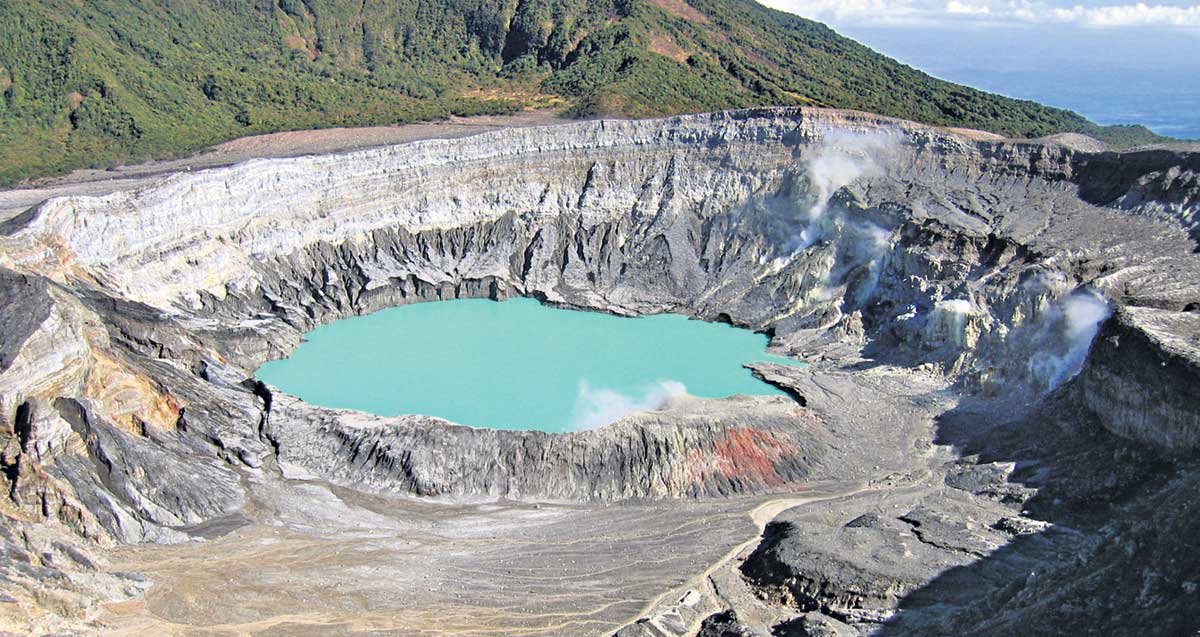 అగ్నిపర్వత సరస్సులో బ్యాక్టీరియా