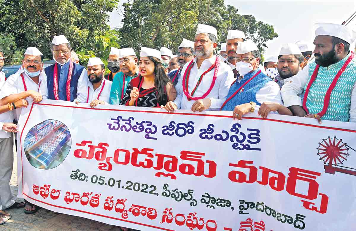 ఆత్మహత్యలు చేసుకోవాలా?