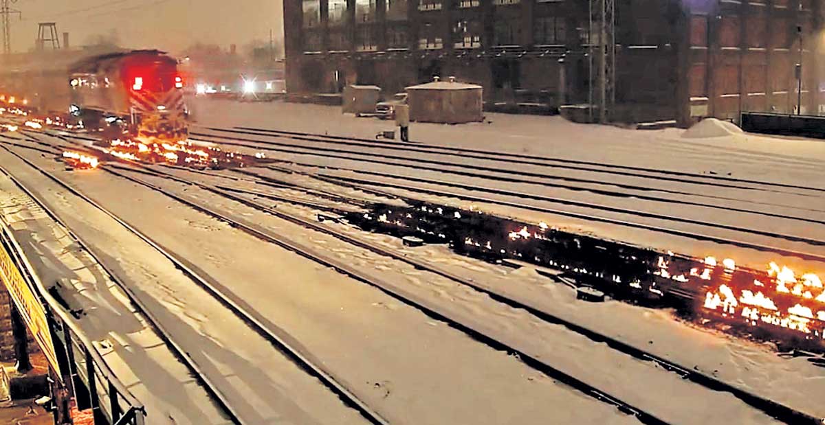 రైలు పట్టాలకు నిప్పు..!