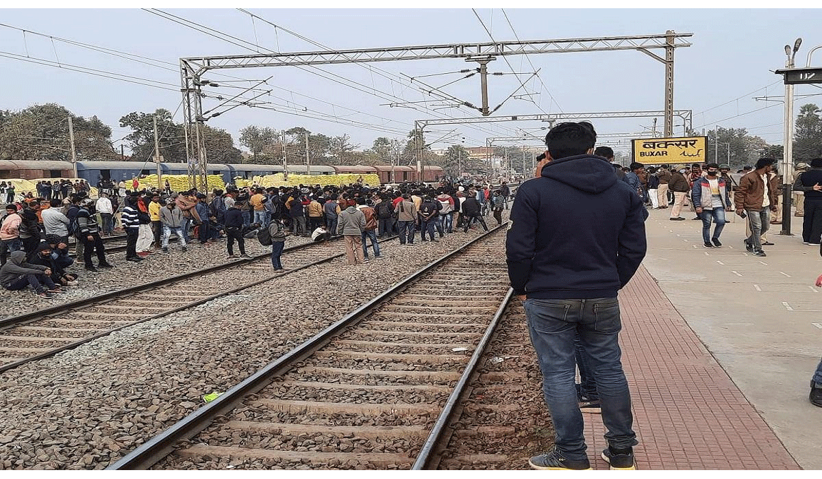 Patna : రైల్వే ఫ‌లితాల‌ను నిర‌సిస్తూ బిహార్‌లో భారీ ఆందోళ‌న‌లు