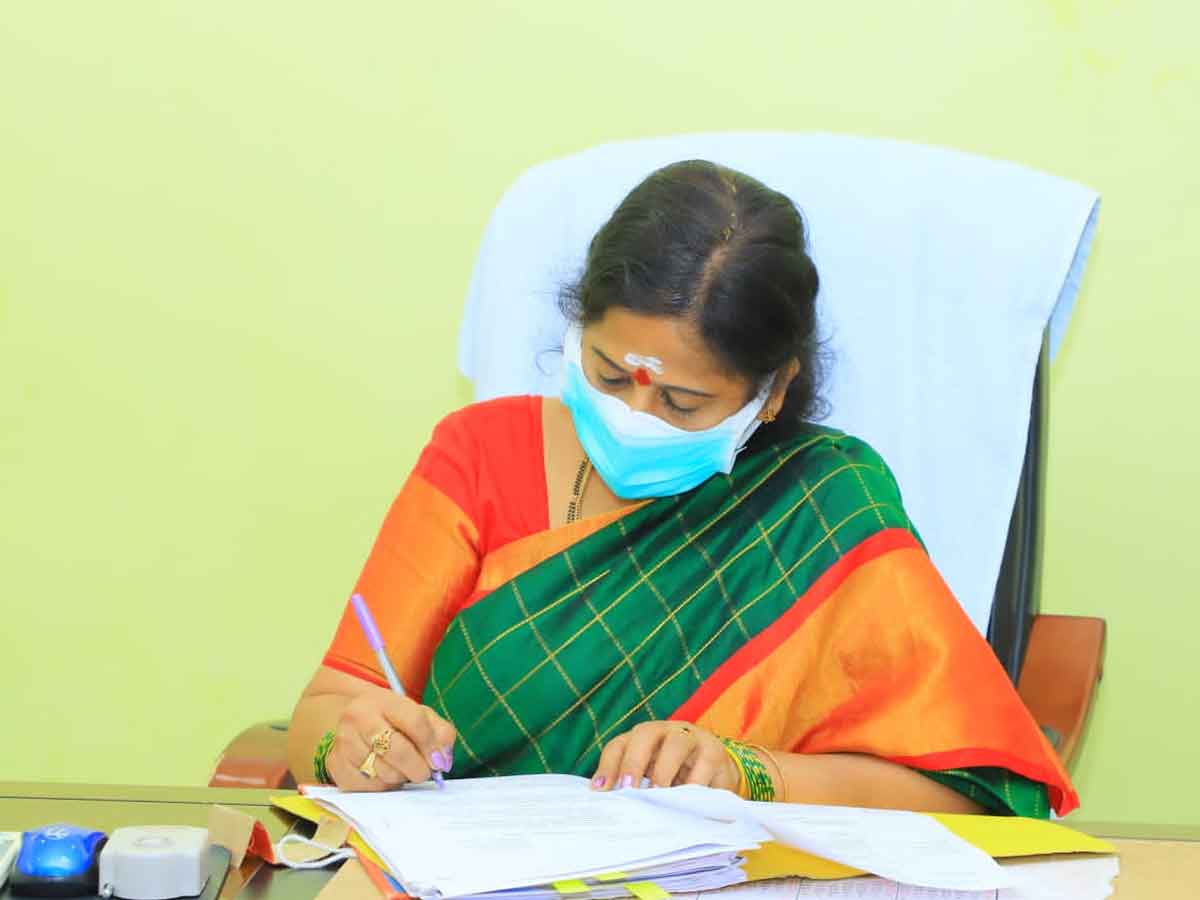 వేములవాడ ఆలయ ఈవోగా ఎల్‌.రమాదేవి బాధ్యతల స్వీకరణ