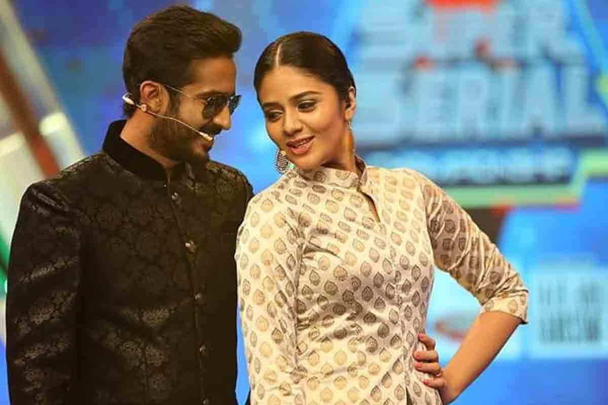 కలిసిపోయిన యాంకర్ రవి, శ్రీముఖి.. విభేదాలు తొలగిపోయినట్లేనా..?
