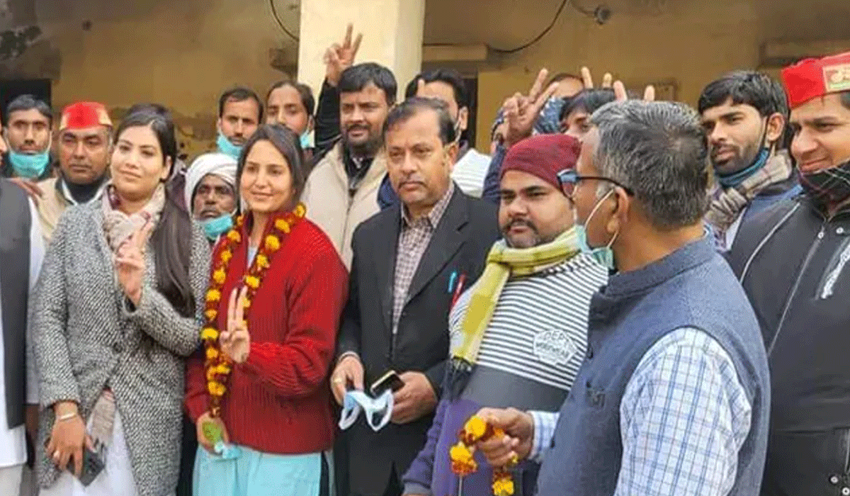 UP Polls : మూడు నిమిషాల్లోనే అఖిలేశ్‌ను ఒప్పించిందట‌.. టిక్కెట్ తెచ్చుకుంద‌ట‌..