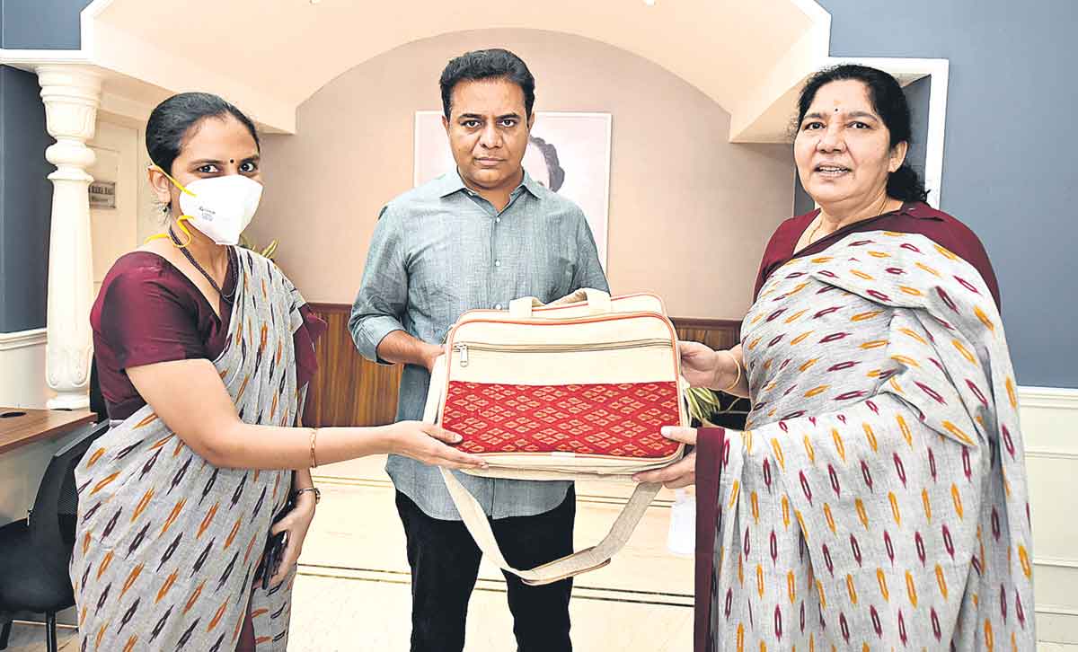 అంగన్‌వాడీలకు చేనేత చీరలు