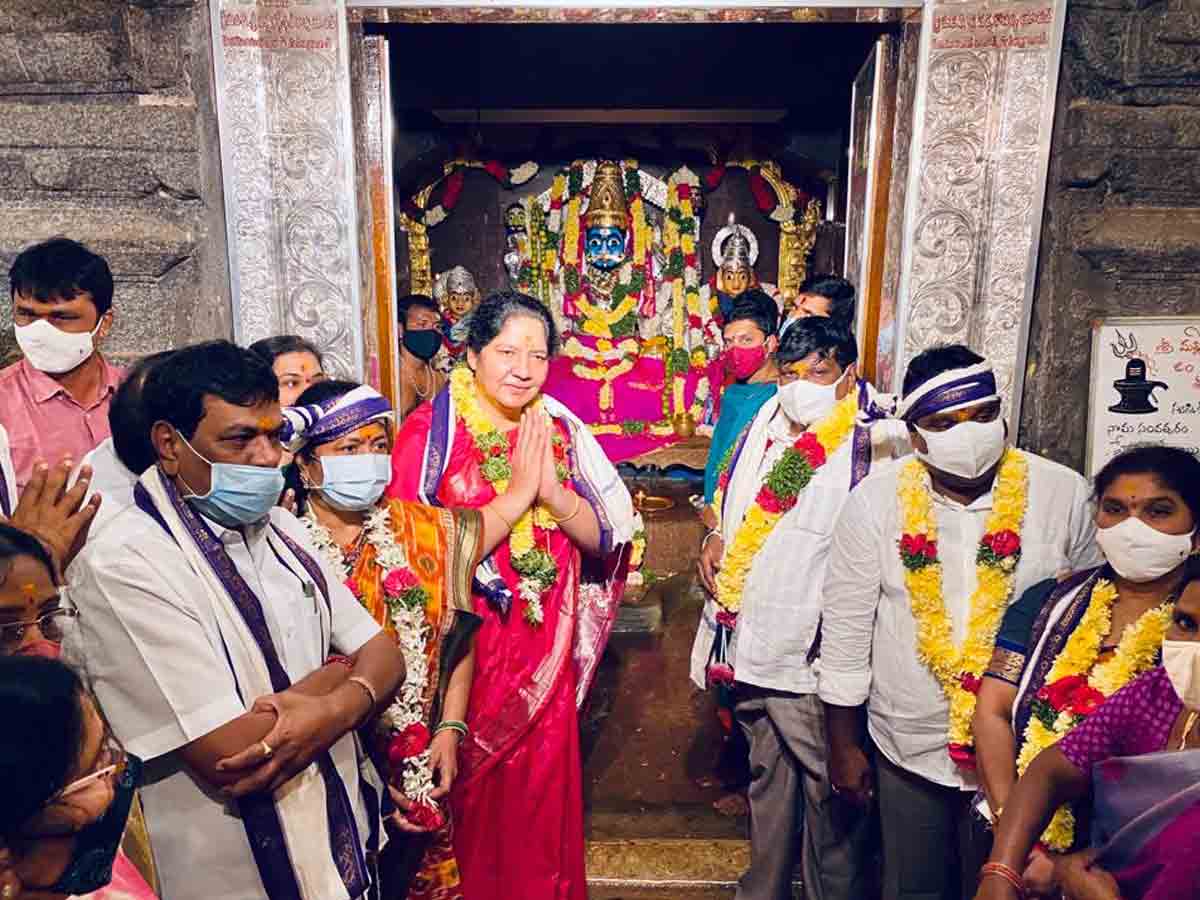 ఐలోని మల్లన్నను దర్శించుకున్న మంత్రి సత్యవతి