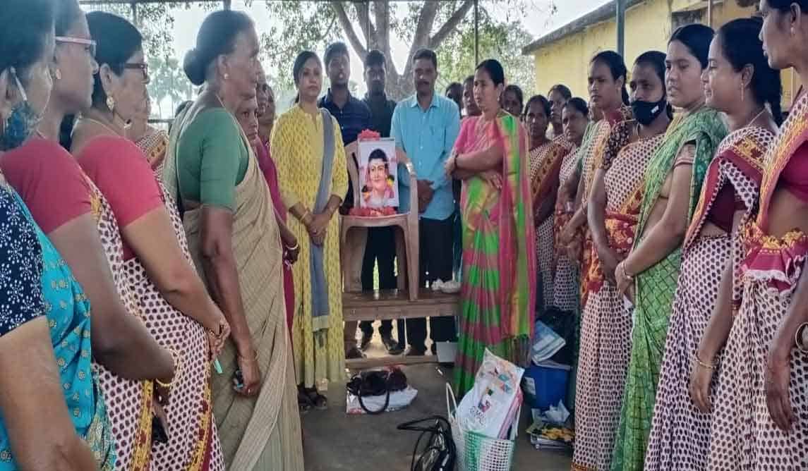 kothagudem | సావిత్రిబాయి పూలేను ఆదర్శంగా తీసుకోవాలి: సీడీపీవో రేవతి..