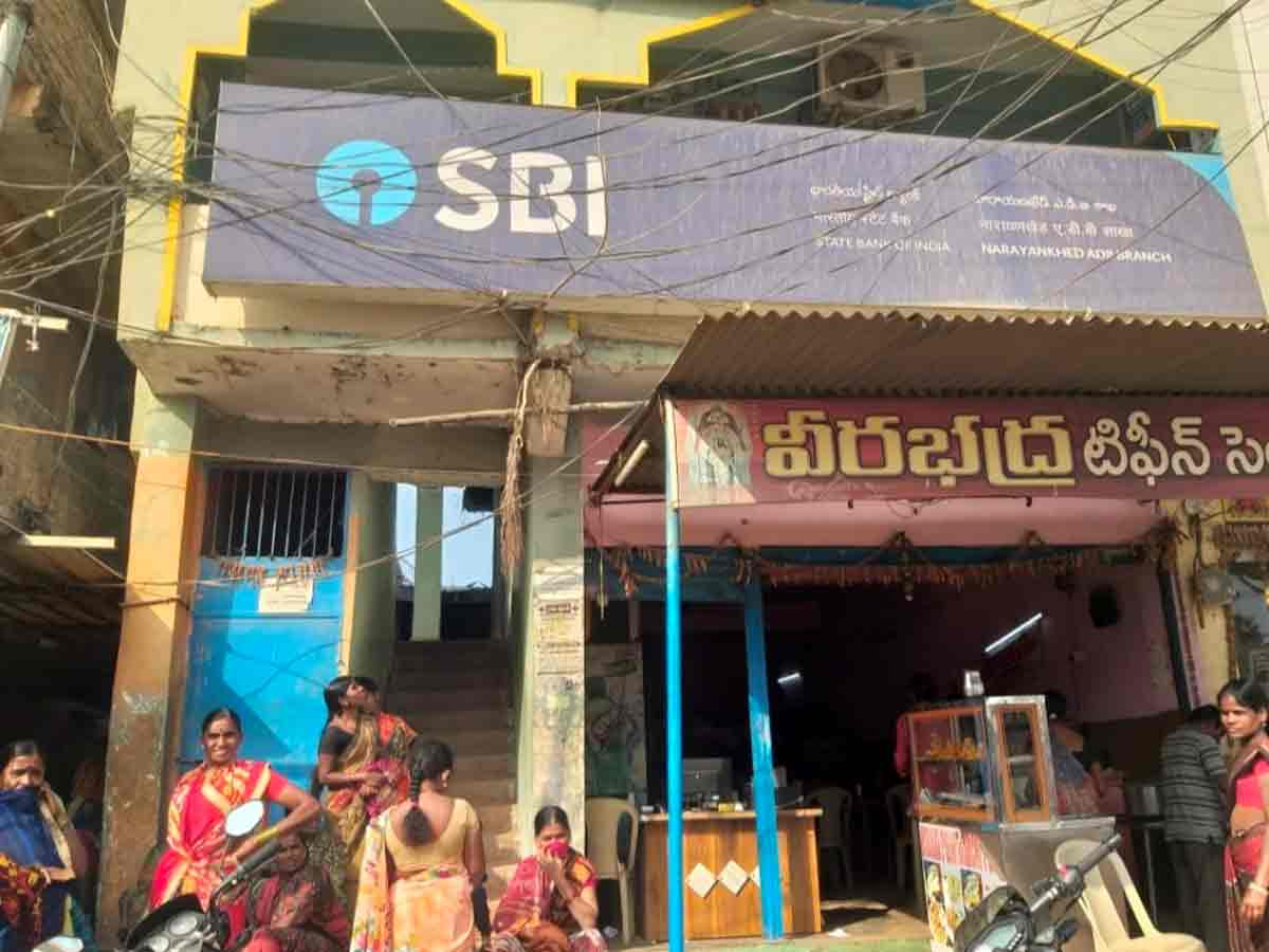 ఎస్‌బీఐ ఉద్యోగికి కరోనా..బ్యాంకు సేవలు నిలిపివేత