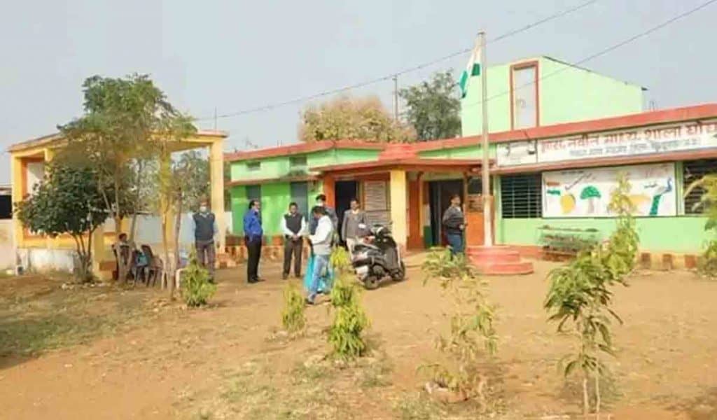 teachers turn government school to digital school in chhindwara in madhya pradesh