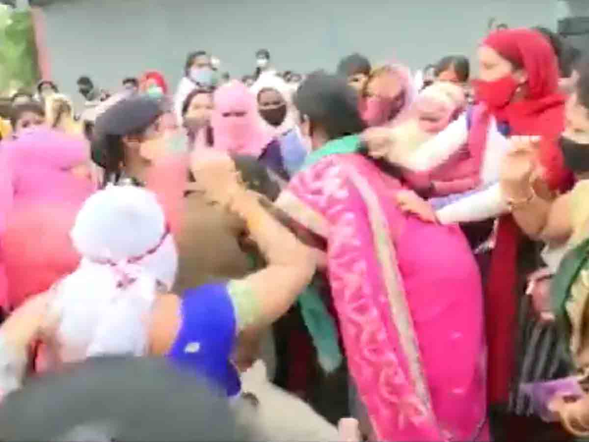 మహిళా పోలీస్‌పై.. పోలీస్‌ సిబ్బంది కుటుంబాల దాడి