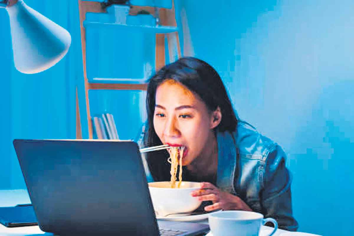 నిద్ర‌పోయే ముందు ఇవి తింటున్నారా? ఇది తెలిస్తే వెంట‌నే మానేస్తారు