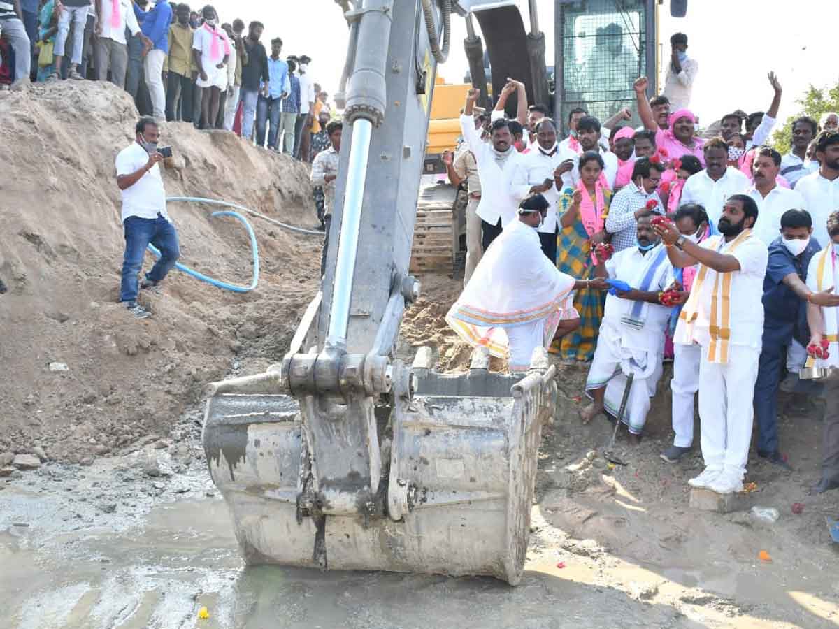 రూ.40 కోట్లతో కాజ్ వే, చెక్ డ్యామ్ నిర్మాణ పనులు..భూమి పూజ చేసిన మంత్రి