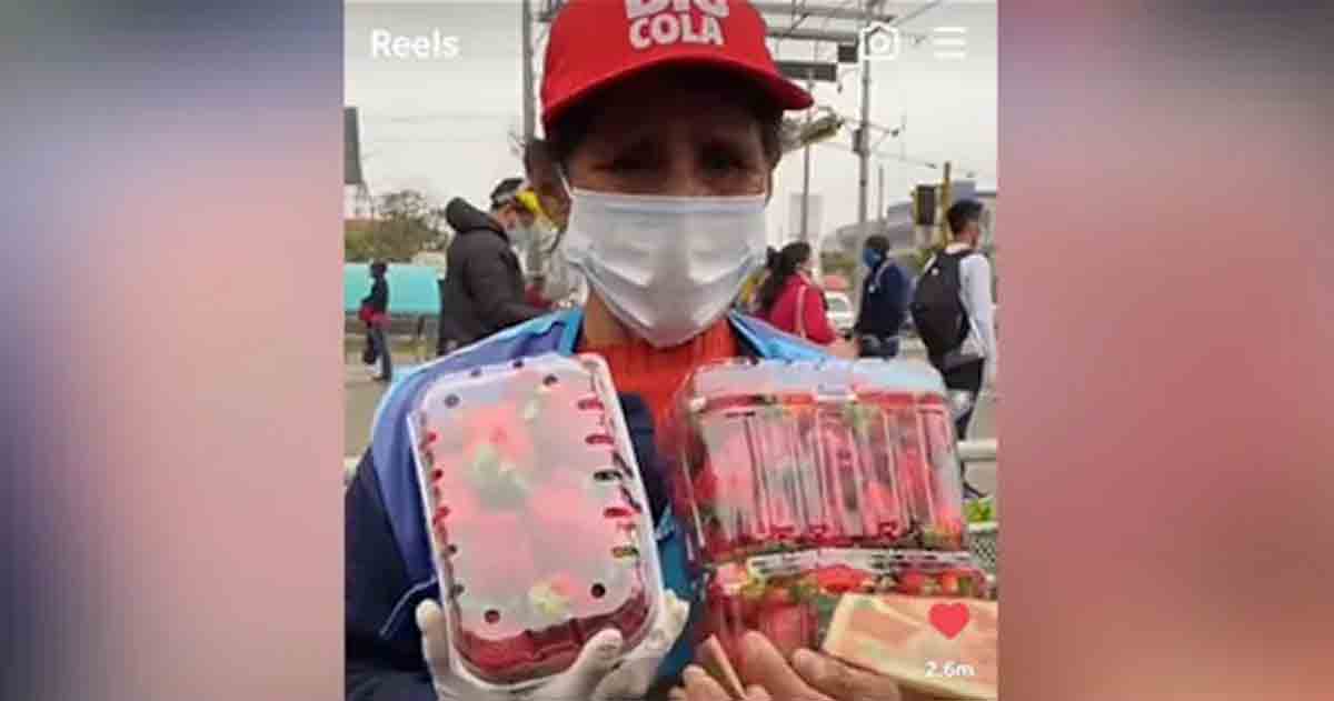 నీ స్ట్రాబెర్రీలు మొత్తం కొంటా కానీ.. వాటిని అమ్ముతున్న వృద్ధ మ‌హిళ‌ను చూసి ఓ వ్య‌క్తి ఏం చేశాడంటే?