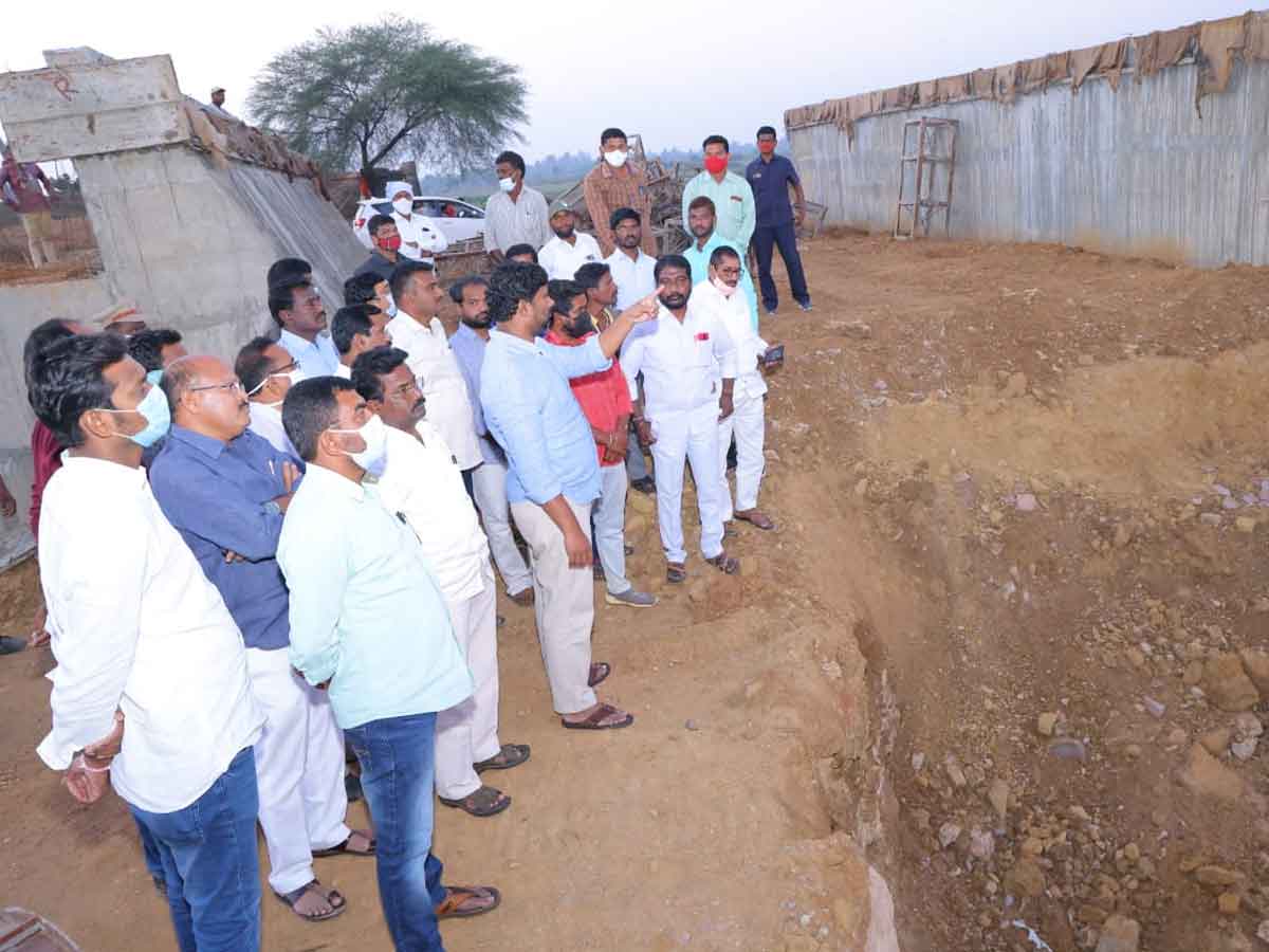 తుంతుంగ బ్రిడ్జి నిర్మాణ పనులను పరిశీలించిన ఎమ్మెల్యే సుమన్‌
