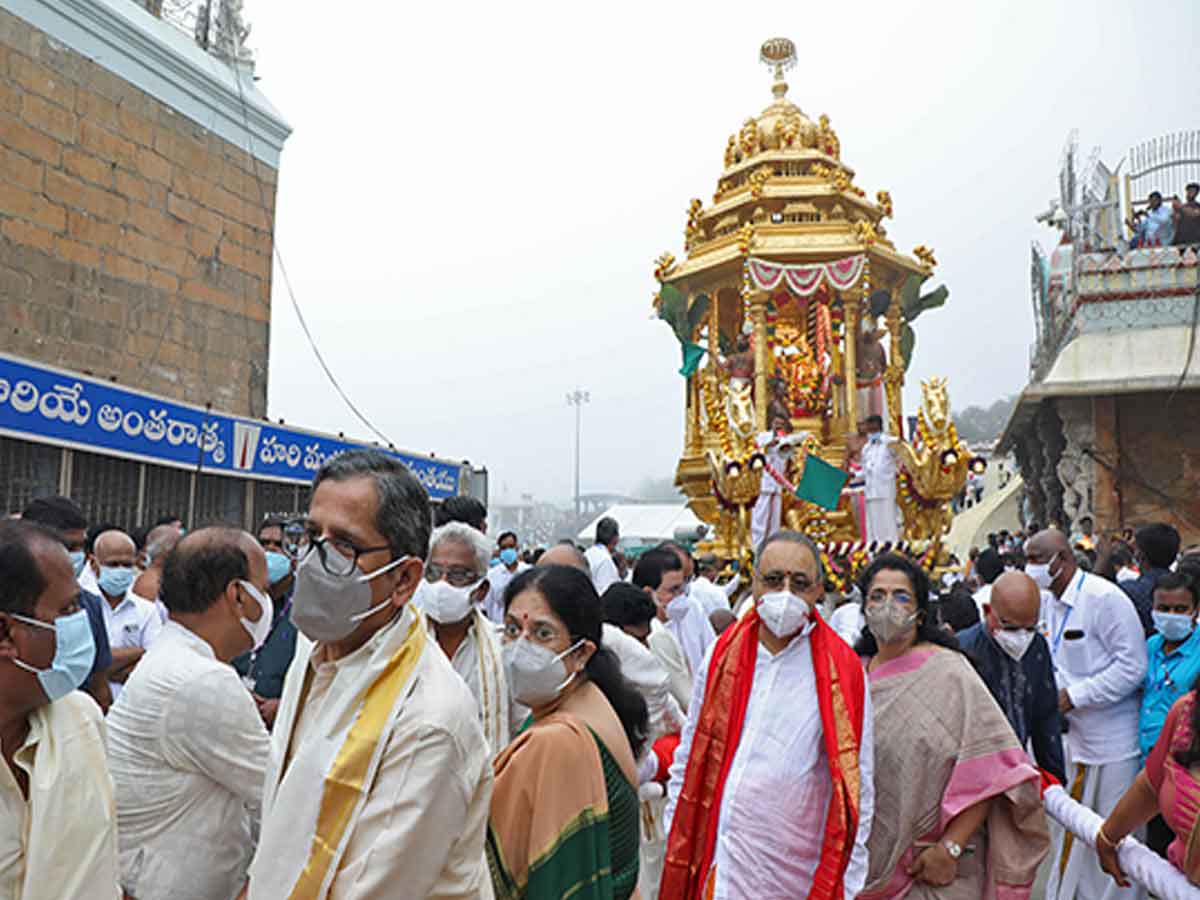 SWARNA Ratham | అత్యంత వైభవంగా శ్రీవారి స్వర్ణరథం ఊరేగింపు మహోత్సవం..