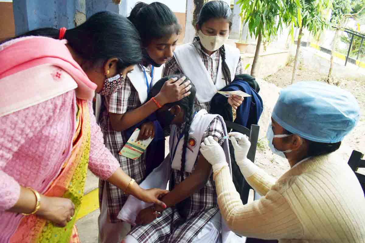 12-15 ఏండ్ల‌ లోపు పిల్ల‌ల‌కు టీకా.. ఇంకా నిర్ణ‌యం తీసుకోని కేంద్ర ఆరోగ్య‌శాఖ‌