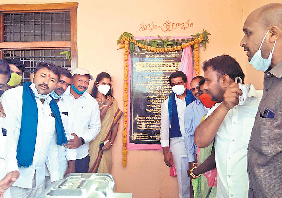 ఏటా రెండు కోట్ల ఉద్యోగాలు ఏవీ?