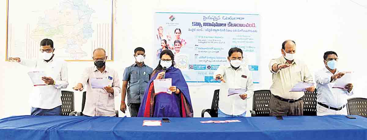 18 ఏండ్లు నిండినవారు ఓటరుగా నమోదు చేసుకోవాలి