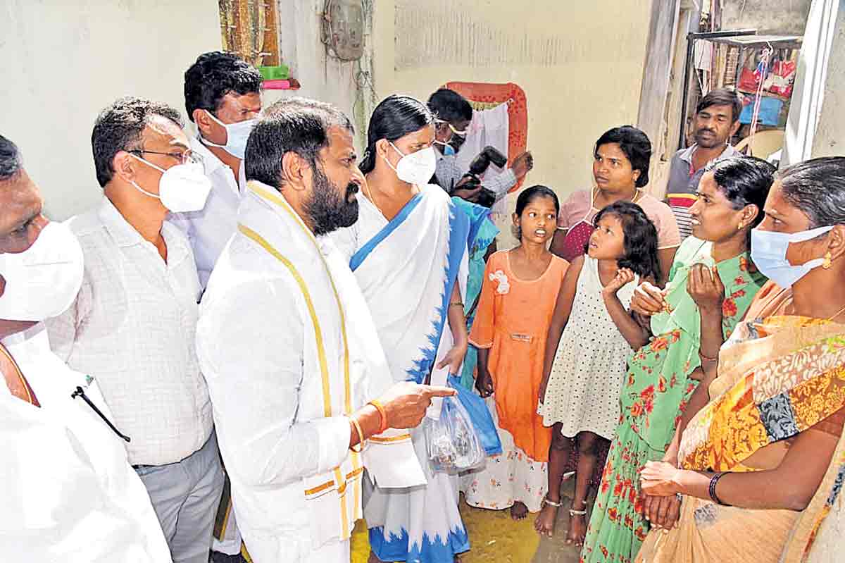 ఇల్లిల్లూ తిరుగుతూ!