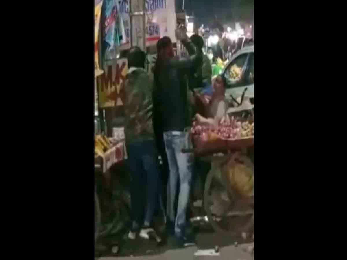 కారును పక్కకు తీయమన్నందుకు.. కూరగాయలు అమ్మే మహిళపై వైద్యుడు దాడి