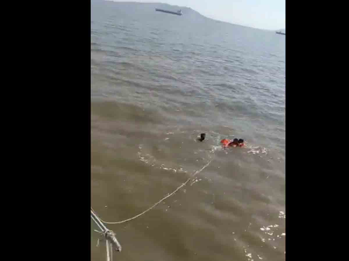 సముద్రంలో మునిగిపోతున్న మహిళ.. కాపాడిన కోస్టల్‌ పోలీస్‌