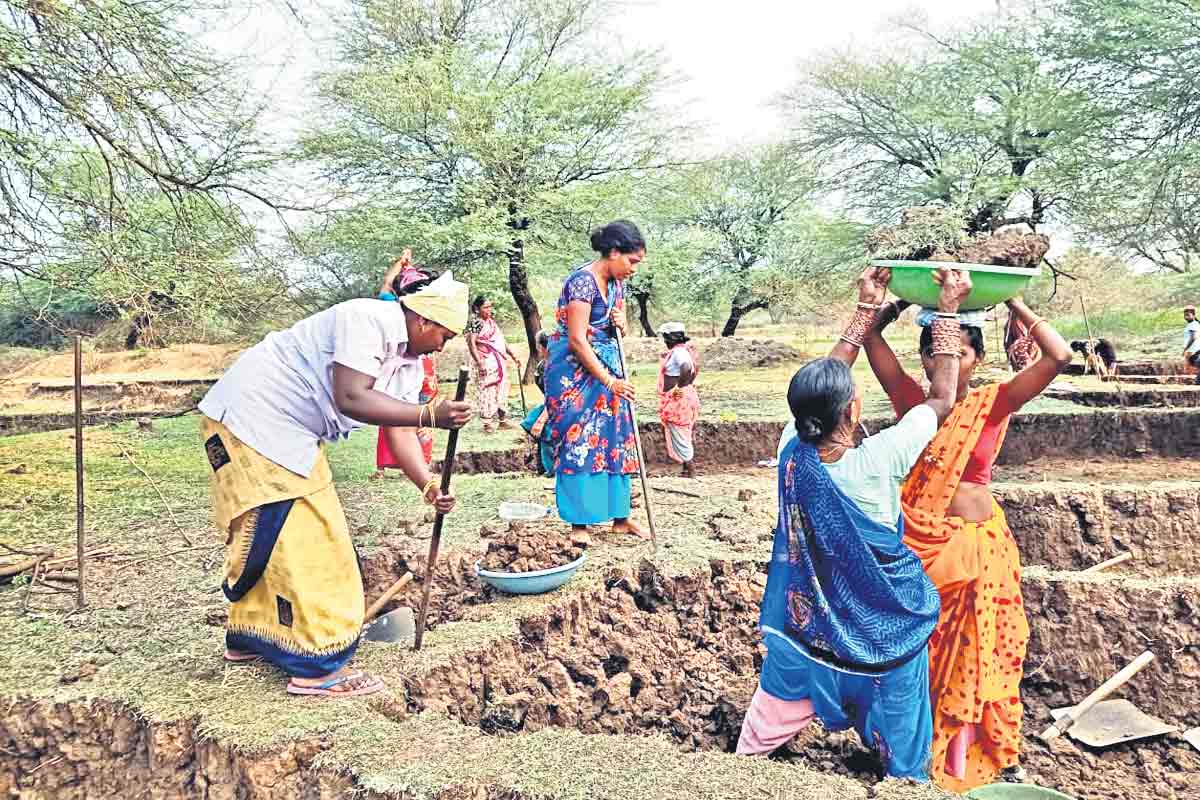 పల్లెలే ఆదుకొన్నయ్‌!