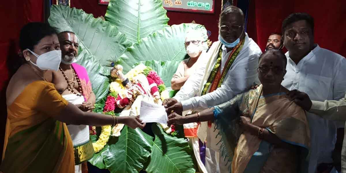 Yadadri temple | యాదాద్రి స్వర్ణ తాపడానికి రూ.50 లక్షల విరాళం