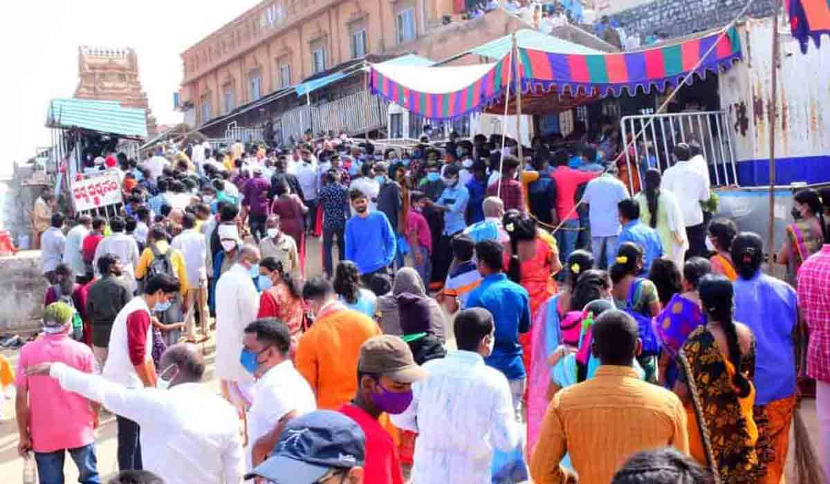 యాదాద్రీశుని దర్శనానికి బారులుతీరిన భక్తులు