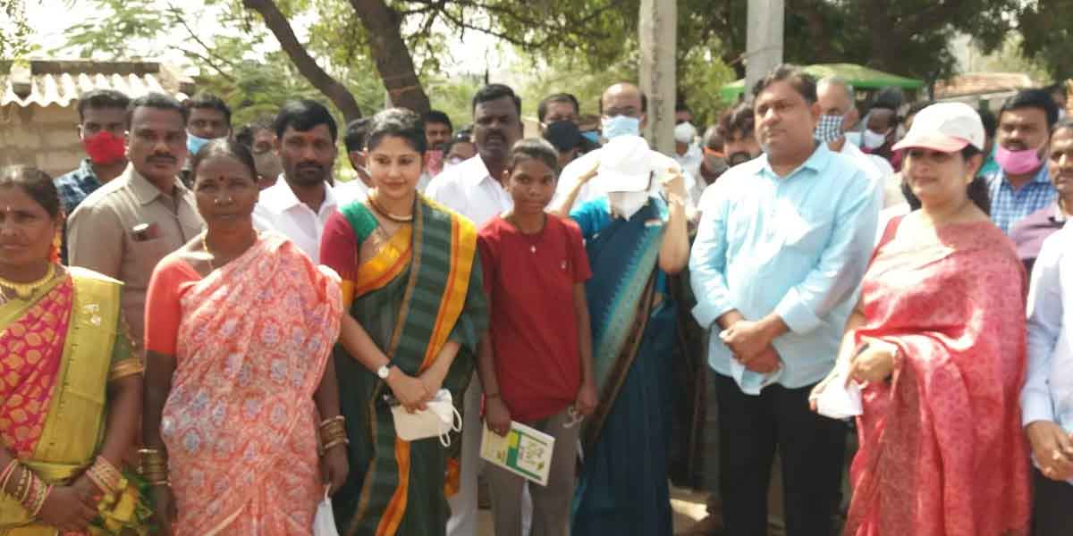 ఎర్రవల్లి తరహాలో అందరికి డబుల్ బెడ్రూమ్ ఇండ్లు : స్మితా సబర్వాల్