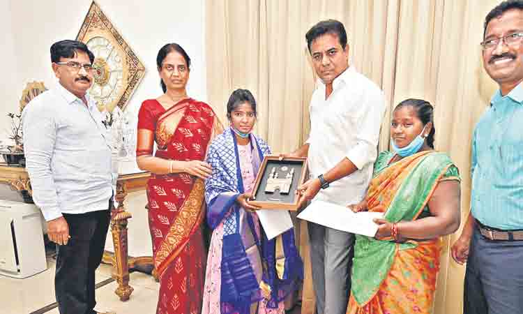 సబితకు డబుల్‌ బెడ్రూం, ఆటో