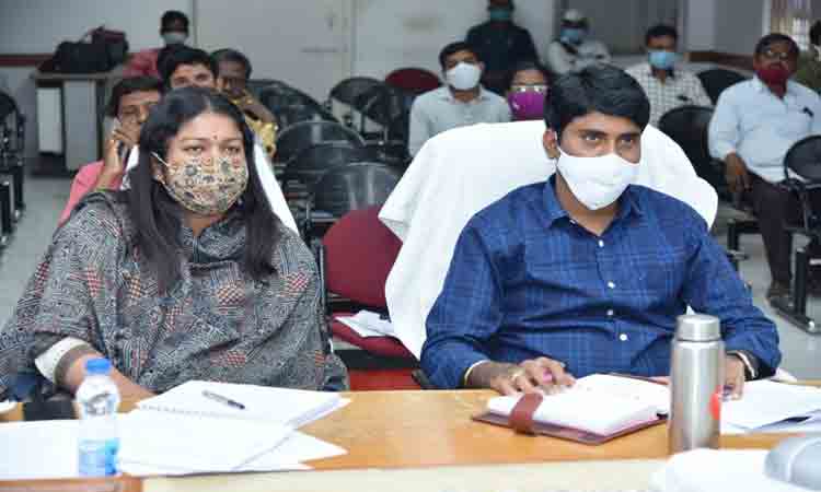 ఉద్యమ స్ఫూర్తితో ‘మన ఊరు -మన బడి’ చేపట్టాలి