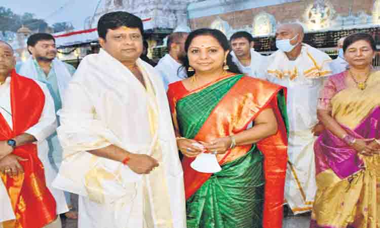 శ్రీవారి నిజపాద సేవలో ఎమ్మెల్సీ కవిత దంపతులు