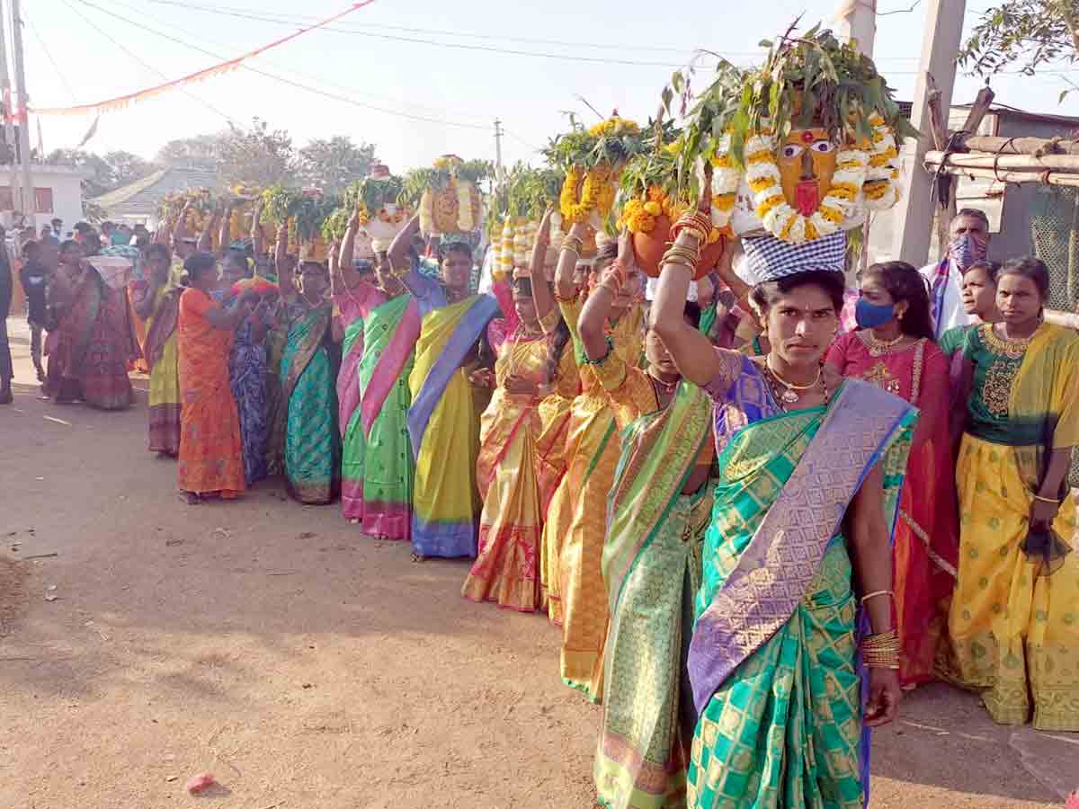Bonalu : ఖానాపూర్‌లో ఘనంగా ఊరడమ్మ బోనాలు..