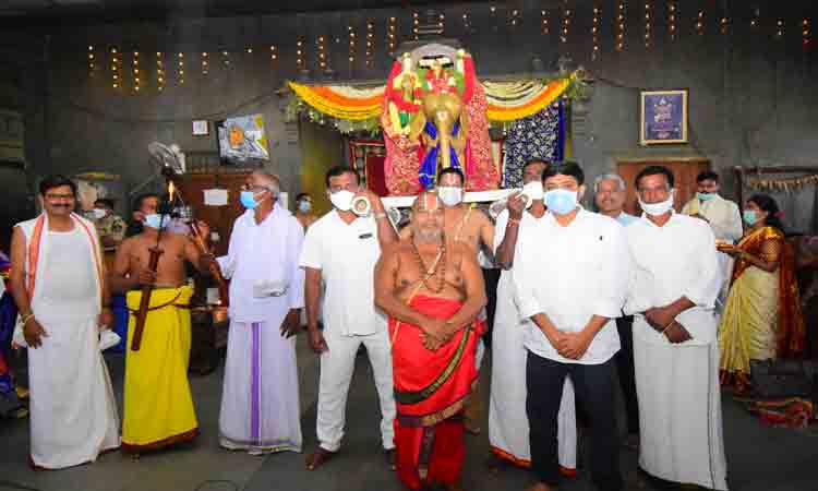 యాదాద్రిలో ప్రత్యేక పూజలు