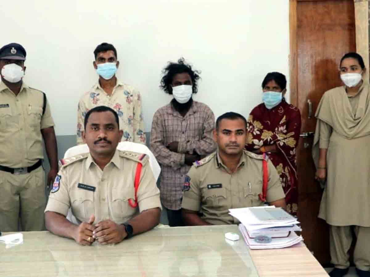 Ganja : ఫుట్పాత్పై గంజాయి అమ్మకం..