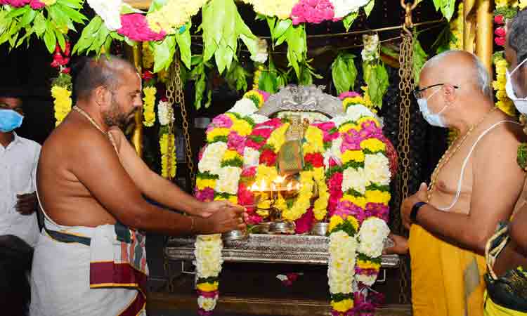 ఆండాళ్‌ అమ్మవారికి ఊంజల్‌ సేవ