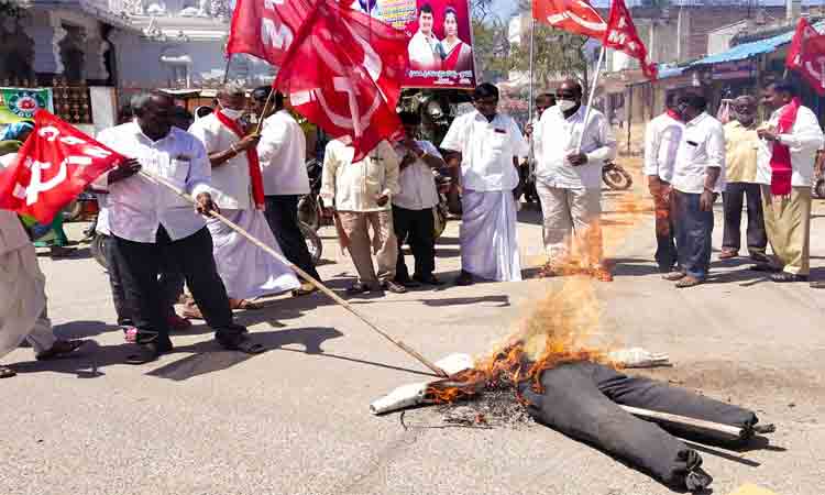 కడుపు మండి.. రోడ్డుపైకి!