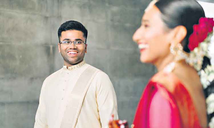 తొలిచూపులోనే..