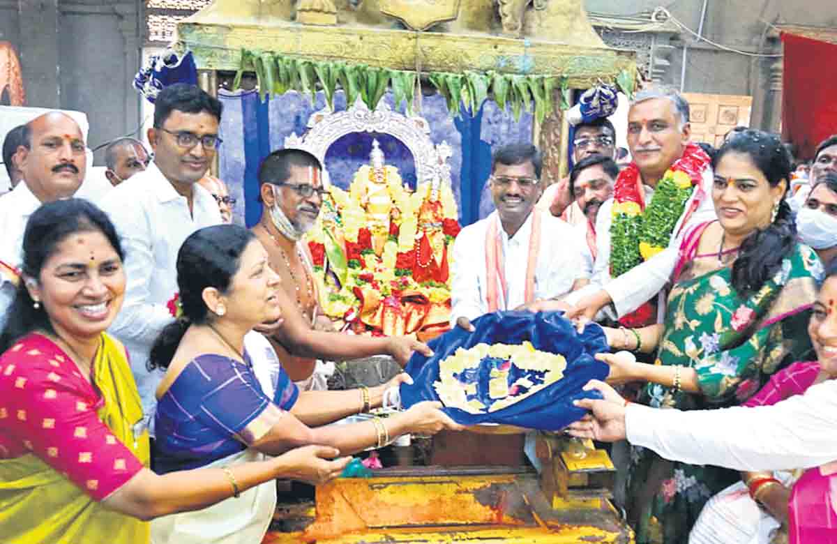 యాదాద్రికి మంత్రి హరీశ్‌రావు కిలో బంగారం