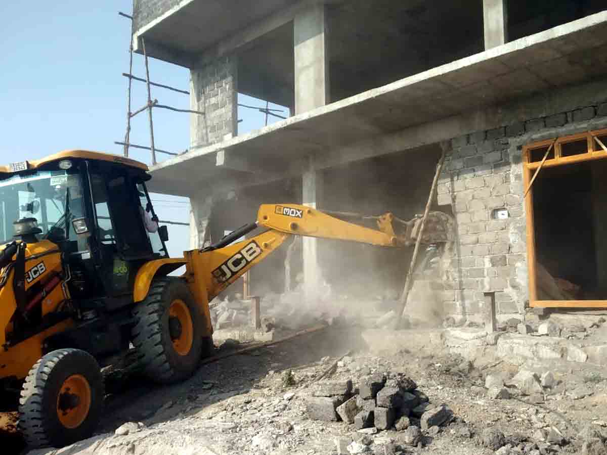 Layouts : అక్రమ నిర్మాణాలు కూల్చివేత..