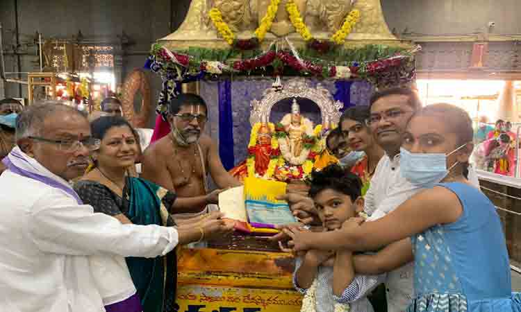 యాదాద్రీశుడికి పట్టువస్త్రాలు