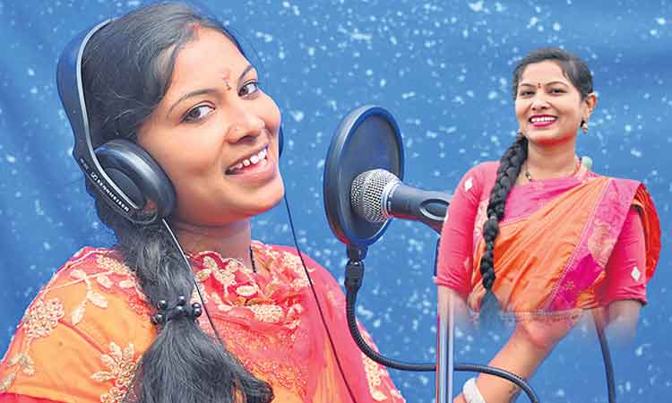 నీలా నీలం చీరలో నీలా!