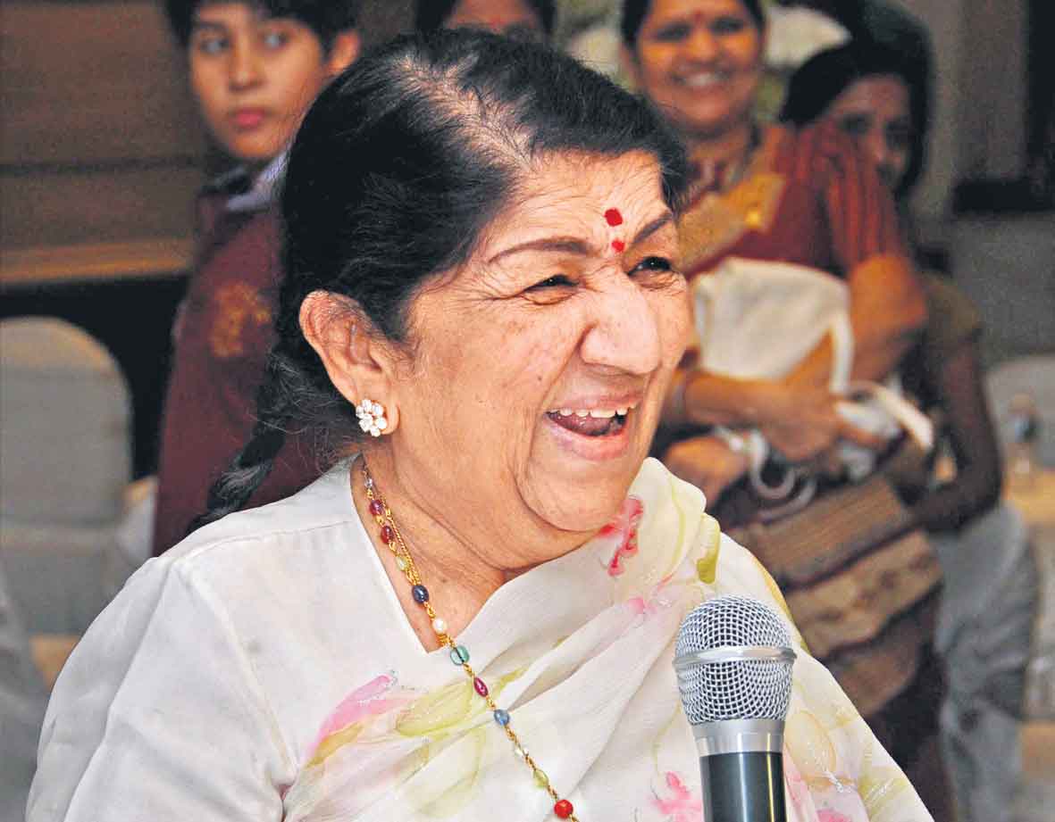 మళ్లీ క్షీణించిన లతా మంగేష్కర్‌ ఆరోగ్యం వెంటిలేటర్‌పై చికిత్స