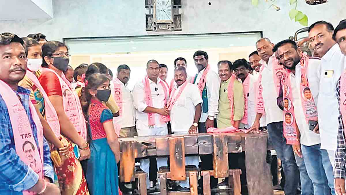 టీఆర్ఎస్లోకి మరో బీజేపీ ఎంపీటీసీ