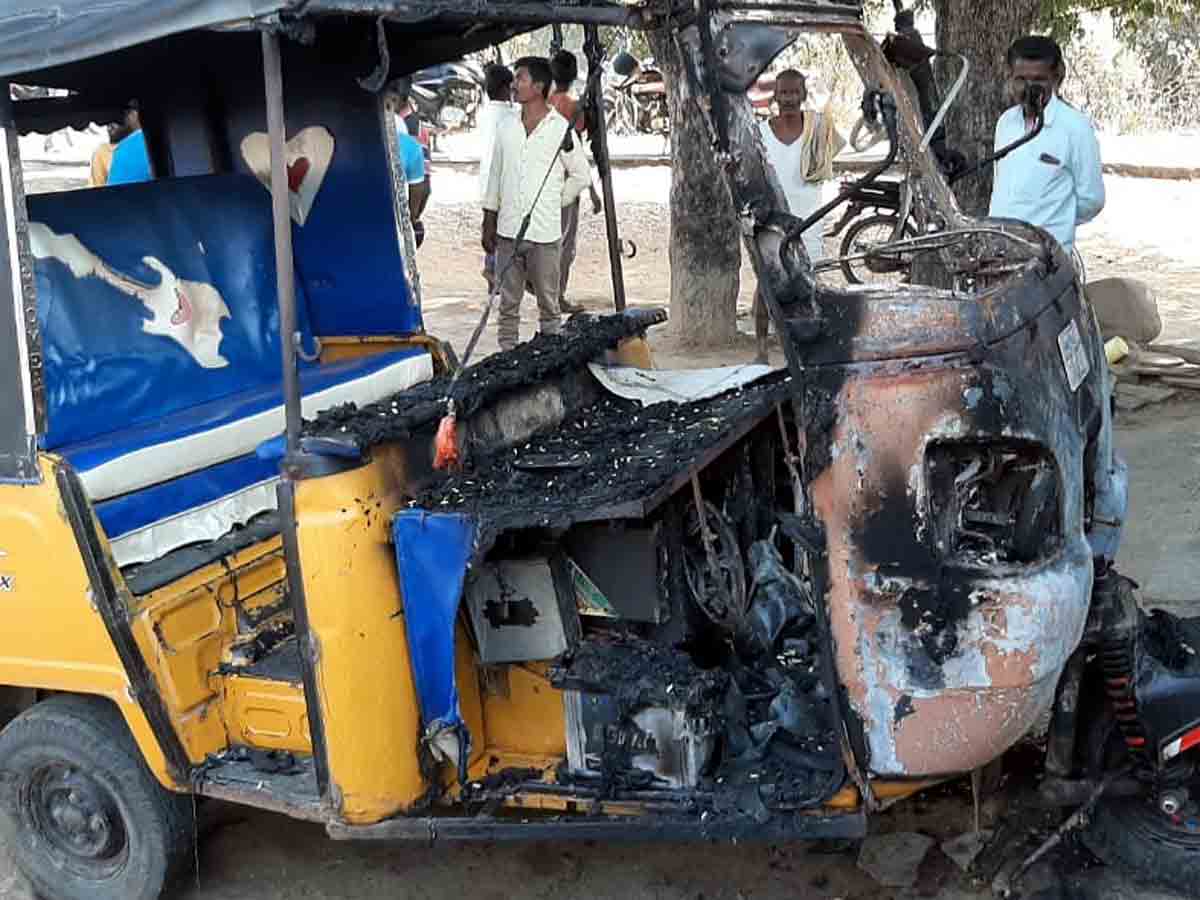 Crime : ఆటోకు నిప్పుపెట్టిన గుర్తుతెలియని వ్యక్తులు..