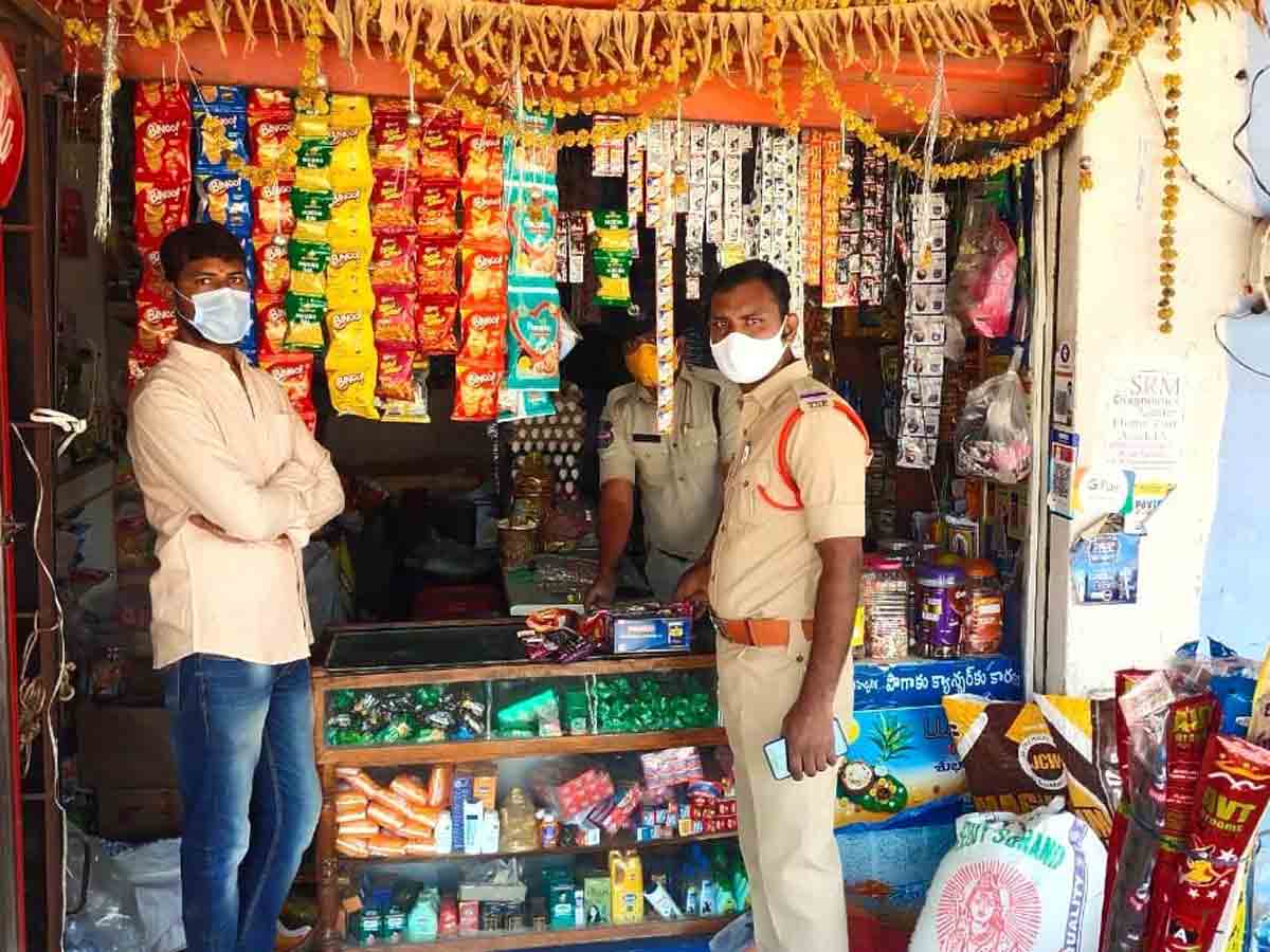 Crime news : షాపుల్లో పట్టుబడ్డ నిషేధిత గుట్కా.. యజమానులపై కేసు నమోదు