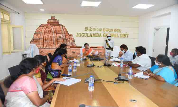 ఉపకార వేతనాలు పెండింగ్‌లో ఉంచొద్దు