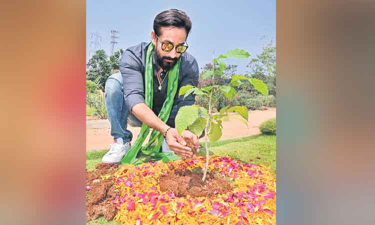 గ్రీన్‌ ఇండియా చాలెంజ్‌ కార్యక్రమాన్ని చేపట్టిన అమిత్‌ తివారి