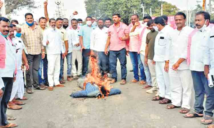 మోదీ దిష్టిబొమ్మ దహనం